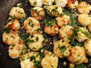 Fried shrimps with butter and parsley 