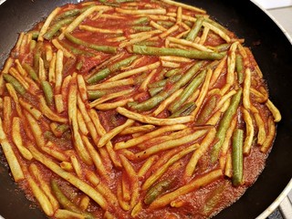 Cooking beans with tomato sauce 