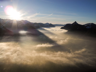 Sonne über dem Nebelschleier