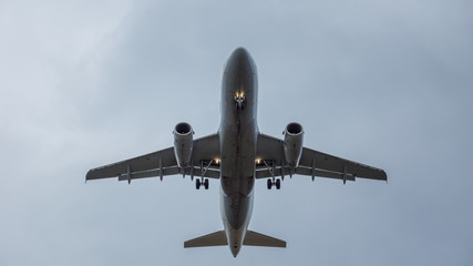 2-Strahliges Düsenflugzeug im Landeanflug