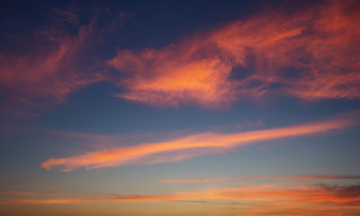 Obraz premium Ognisty pomarańczowy zachód słońca niebo. Piękne niebo.