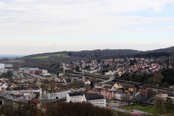 Fototapeta premium blick von der sparrenburg auf den hügel am horizont in bielefeld nordrhein westfalen deutschland fotografiert in farbe während einer sightseeing tour an einem sonnigen tag