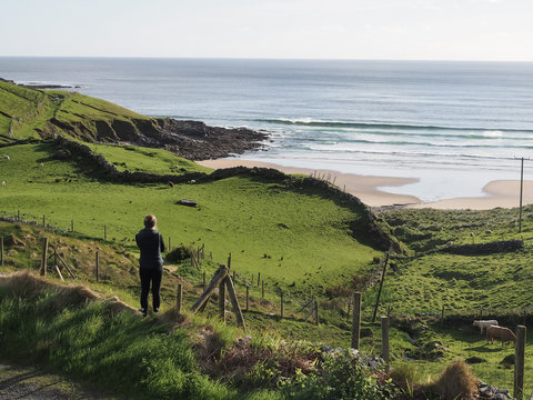 Irland Wild Atlantic Highway Panorama Frau Aussichtspunkt