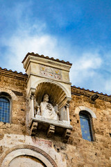 Obraz premium Cathedral Basilica of Santa Maria Annunziata, in Piazza Innocenzo III. Niche with the statue of Pope Boniface VIII, seated and blessing, on the cathedral terrace. Anagni, Frosinone, Italy.