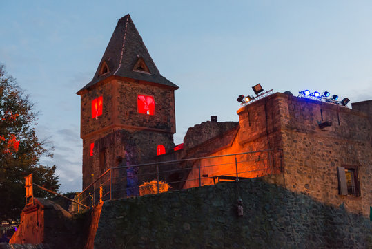 Beleuchteter Burgturm zu Halloween oder Burgfestspielen