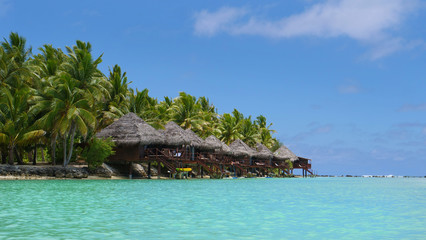 Spectacular luxury bungalows in Cook Islands face the tranquil turquoise ocean.