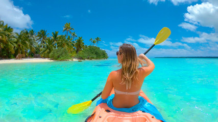CLOSE UP: Young woman kayaking during her fun active vacation in Cook Islands. - obrazy, fototapety, plakaty