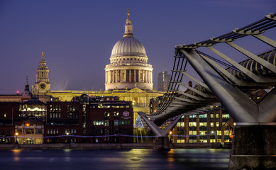 Obraz premium St Paul's Cathedral and Millennium Footbridge over the Thames
