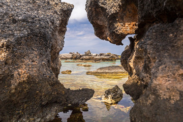 Elafonissi strand met rotsgrot op Kreta, Griekenland