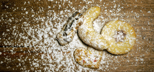 selbst gebackene plätzchen mit puderzucker staubzucker