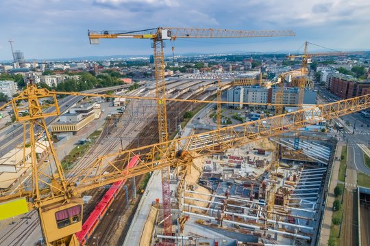 Budowa budynku i fundament&oacute;w. Żurawie