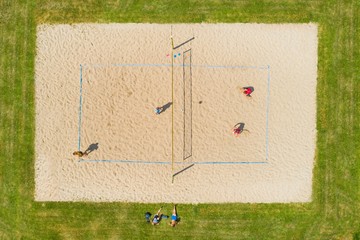 Mecz siatkówki plażowej. Zdjęcie z powietrza