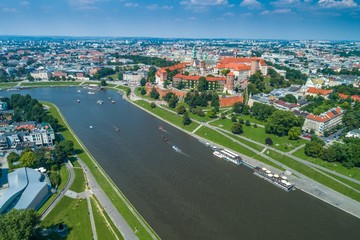 Fototapeta na wymiar Zamek Królewski Wawel w Krakowie, nad rzeką Wisłą. Zdjęcie z drona