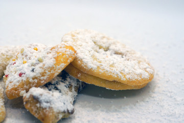 süße selbst gebackene plätzchen mit puderzucker