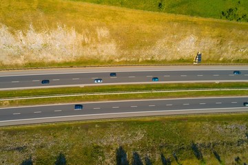 Autostrada z samochodami. Zdjęcie lotnicze