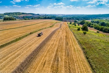 Traktor z przyczepą na polach. Zdjęcie z drona