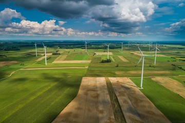 Farma wiatrowa, zdjęcie z drona. Polska