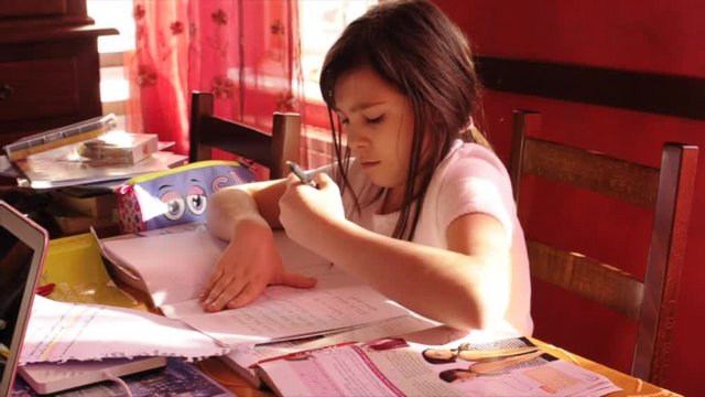 Bambina con sindrome di Asperger ha difficolt&agrave; con i compiti
