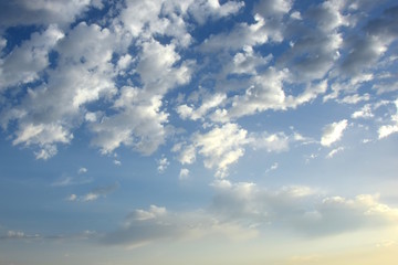 Blauer Himmel mit vielen weißen Wolken, Hintergrund
