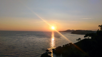 Bonito atardecer en diciembre sobre el Mar Mediterráneo