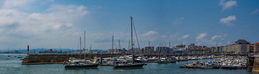 Fototapeta na wymiar Santander / Hiszpania - 14 lipca 2018: Port jachtowy w Santander w słoneczny lipcowy dzień