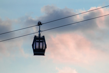 Obraz premium Cable car going downhill for skiers.
