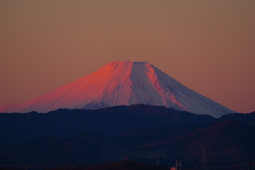 Fototapeta premium 瑞穂町から望む早朝の赤富士