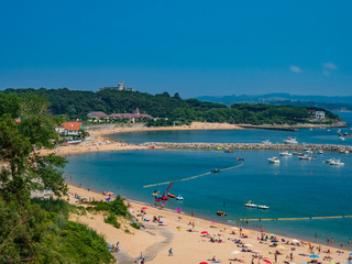 Fototapeta na wymiar Santander / Hiszpania - 14 lipca 2018: Playa De Los Peligros w Santander w słoneczny dzień