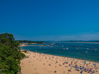 Santander / Hiszpania - 14 lipca 2018: Playa De Los Peligros w Santander w słoneczny dzień