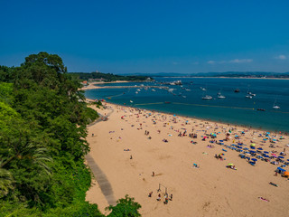 Santander / Hiszpania - 14 lipca 2018: Playa De Los Peligros w Santander w słoneczny dzień © Adam Wrobel