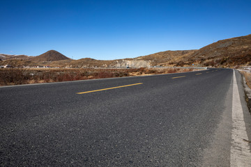 A road on the plateau. A road to the Tagong steppe.