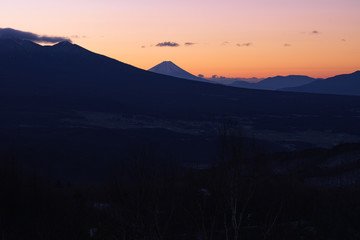 富士山・八ヶ岳の肩越しから