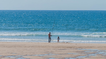 Un p&egrave;re et sa fille sur la plage de Biscarosse, Landes, Nouvelle-Aquitaine, France.