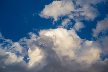 Obraz premium Clouds in the sky at sunset as a background