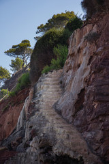Escalera tallada en la roca en la costa de Mallorca, Baleares