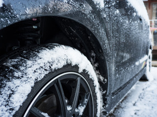 雪のついたスタッドレスタイヤ