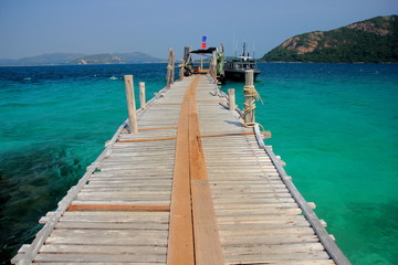 Obraz premium Koh Kham mała wyspa i drewniany most na plaży z niebieskim niebem i czystą wodą. Koh Kham Pattaya Tajlandia.