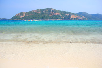Obraz premium Beach and tropical sea, water clear,and have mountain on blue sky.Koh kham ,Pattaya Chonburi.