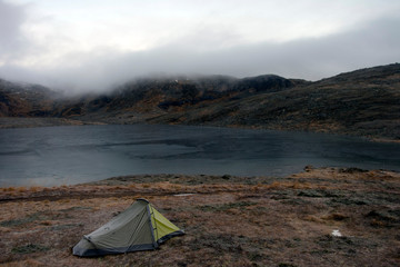 Namiot rozbity nad jeziorem w Norwegii. Backpacking.