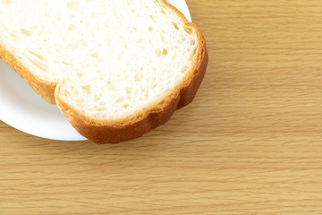 テーブルの上の食パン