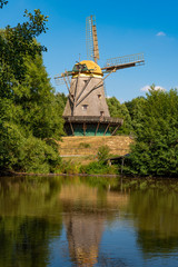 Fototapeta premium Galeria holenderski młyn odbija się w jeziorze