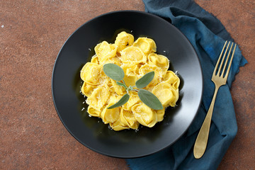 Pasta ripiena tortellini bolognesi condimenti vari
