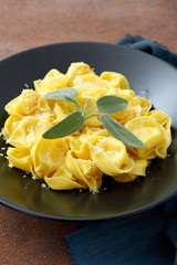 Pasta ripiena tortellini bolognesi condimenti vari