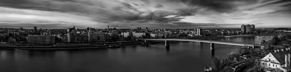 Photo sur Aluminium Noir et blanc Forteresse de Petrovaradin Novi Sad Serbie, panorama paysage urbain longue exposition noir et blanc