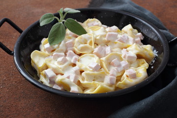 Pasta ripiena tortellini bolognesi condimenti vari