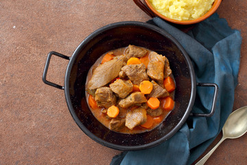 Carne spezzatino di manzo con condimenti vari