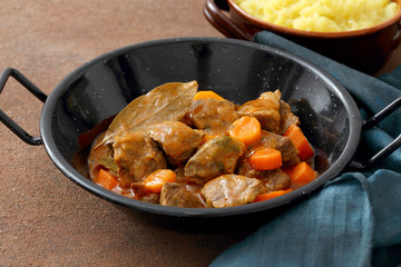 Carne spezzatino di manzo con condimenti vari