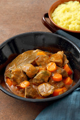 Carne spezzatino di manzo con condimenti vari