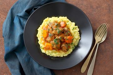 Carne spezzatino di manzo con condimenti vari