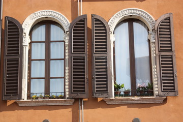 Fenster mit Fensterläden in Italien